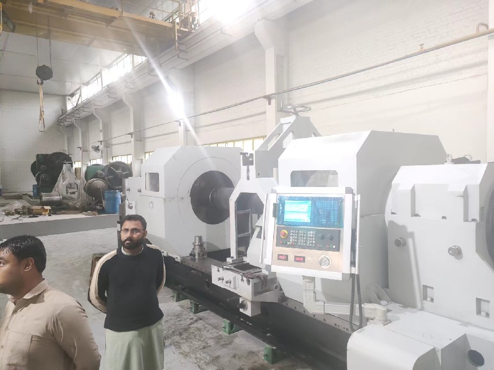 冠鲁安装工程师远赴巴基斯坦安装深孔钻机